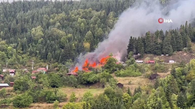Kastamonu... Ahşap evdeki yangın 4 eve sıçradı