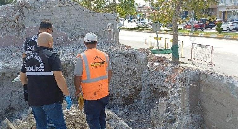 Okul binasının yıkımı sırasında kafatası ve kemik parçaları bulundu