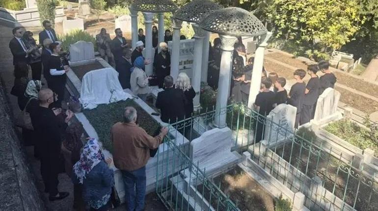 Zeki Müren, vefatının 30uncu yıl dönümünde mezarı başında anıldı