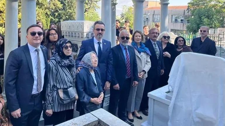 Zeki Müren, vefatının 30uncu yıl dönümünde mezarı başında anıldı