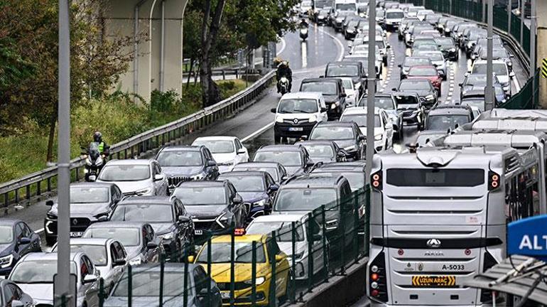 SON DAKİKA... İstanbulda yağmur trafiği vurdu