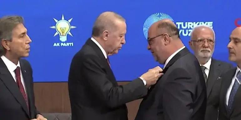 Erdoğan rozetlerini taktı