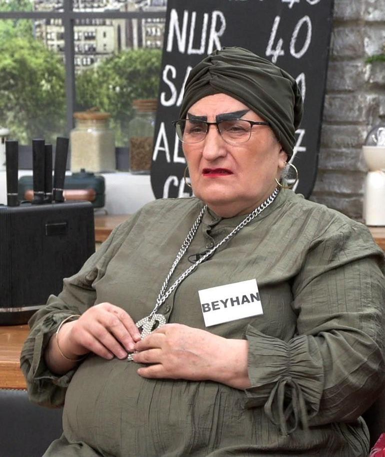 GELİNİM MUTFAKTA KAYINVALİDESİ BEYHAN ÖKSÜZ KÖTÜ HABERLE YIKILDI Oğlu silahlı saldırıya uğradı