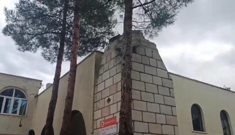 Minare yıkıldı, ağaç devrildi, öğlenciler mahsur kaldı...