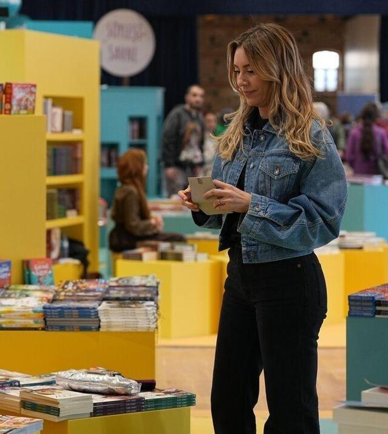 Selenanın yıldızıydı Sinem Kobaldan AileFeste ziyaret