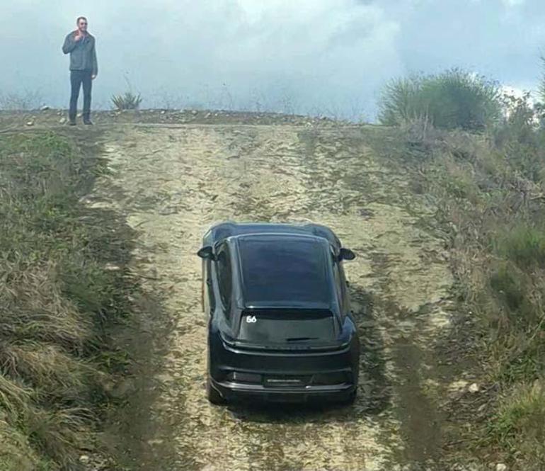Elektrikli Cayenne off road testinde