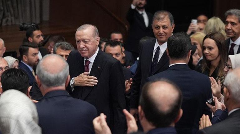 SON DAKİKA... İzmir AK Partiye geçti Cumhurbaşkanı Erdoğan, Cemil Tugaya rozeti taktı