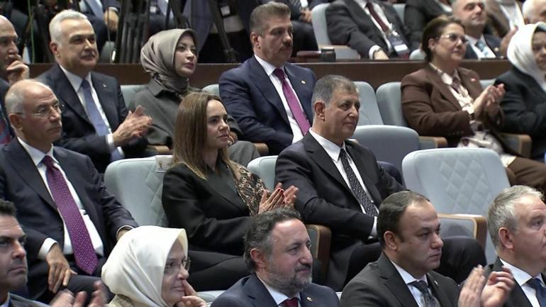 SON DAKİKA... İzmir AK Partiye geçti Cumhurbaşkanı Erdoğan, Cemil Tugaya rozeti taktı