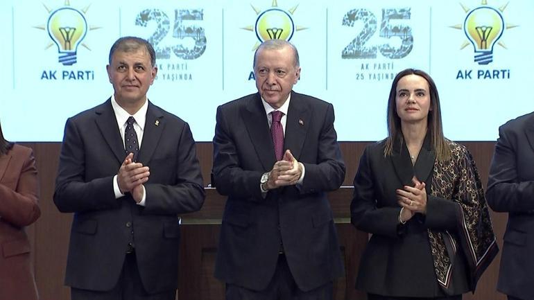 SON DAKİKA... İzmir AK Partiye geçti Cumhurbaşkanı Erdoğan, Cemil Tugaya rozeti taktı
