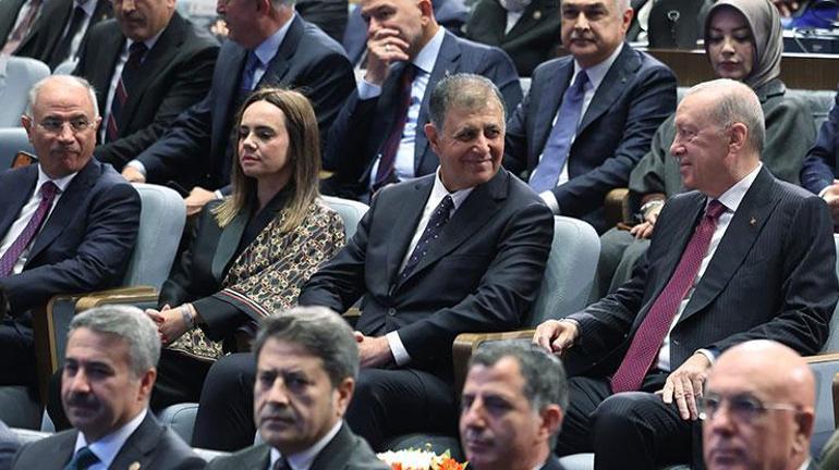 SON DAKİKA... İzmir AK Partiye geçti Cumhurbaşkanı Erdoğan, Cemil Tugaya rozeti taktı