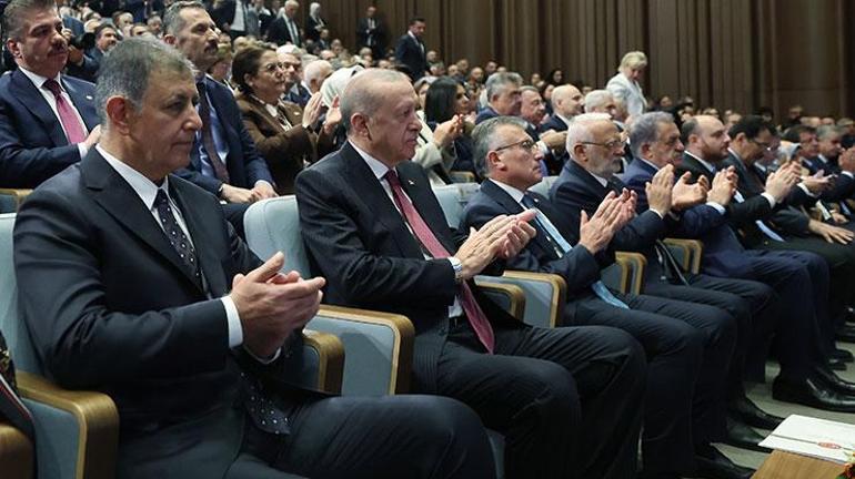 SON DAKİKA... İzmir AK Partiye geçti Cumhurbaşkanı Erdoğan, Cemil Tugaya rozeti taktı