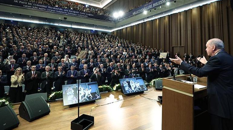 SON DAKİKA... İzmir AK Partiye geçti Cumhurbaşkanı Erdoğan, Cemil Tugaya rozeti taktı