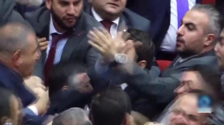Ermenistan Meclisi’nde yumruklar konuştu