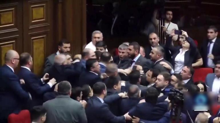 Ermenistan Meclisi’nde yumruklar konuştu