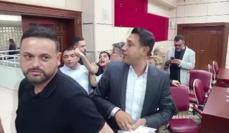 Yüreğir Belediye Meclisinde satılık tartışması CHPli üyeler birbirine girdi