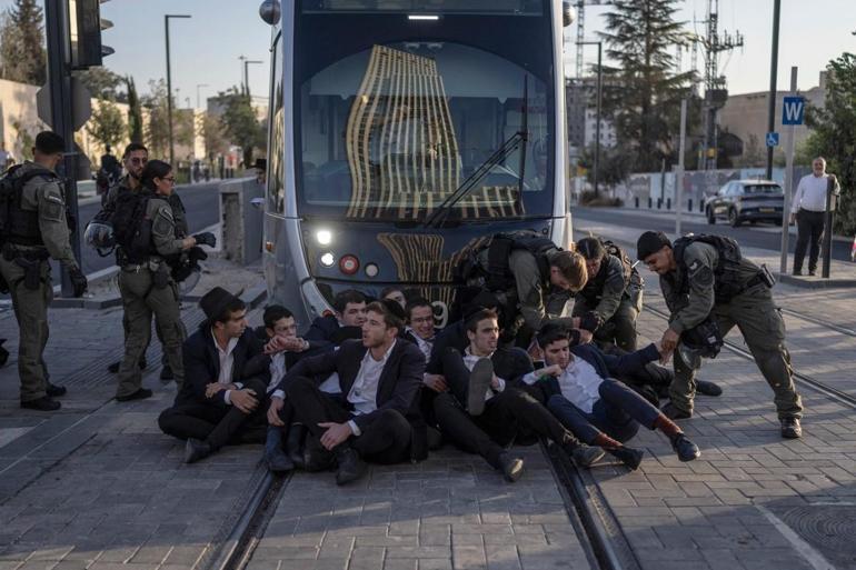 İsrailde zorunlu askerlik karşıtı Haredilere polisten sert müdahale