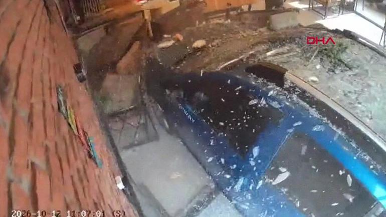 Otomobil börekçiye daldı, müşteri son anda kurtuldu