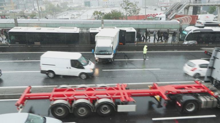 Beylikdüzünde kamyonet, metrobüs bariyerine çarptı