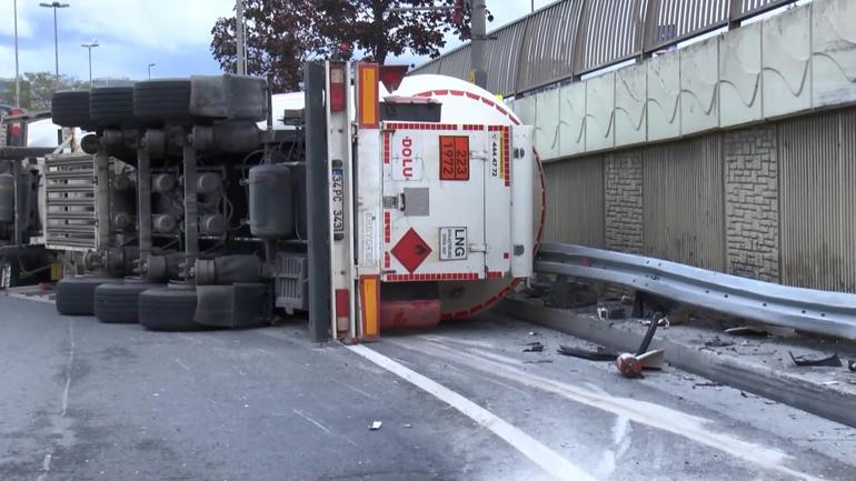 Bakırköyde tanker devrildi; sızıntı nedeniyle yol kapatıldı