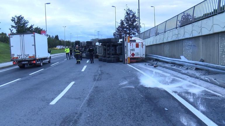 Bakırköyde tanker devrildi; sızıntı nedeniyle yol kapatıldı