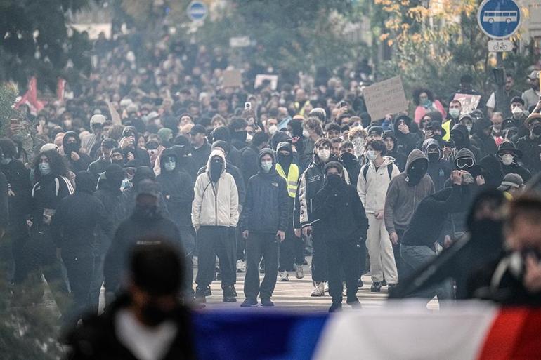 Fransada protestolar alevlendi, sokaklar savaş alanına döndü