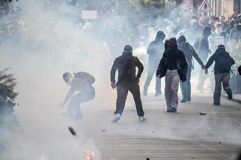 Fransada protestolar alevlendi, sokaklar savaş alanına döndü