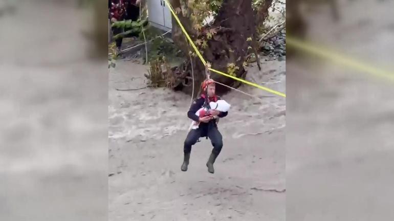 Selde mahsur kalan 8 aylık Zeynep bebek uyurken kurtarıldı AFAD Personeli Ergül CNN TÜRK’te