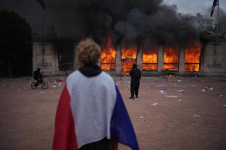 Fransa İçişleri Bakanı Nunez istifasını sundu, Macron reddetti