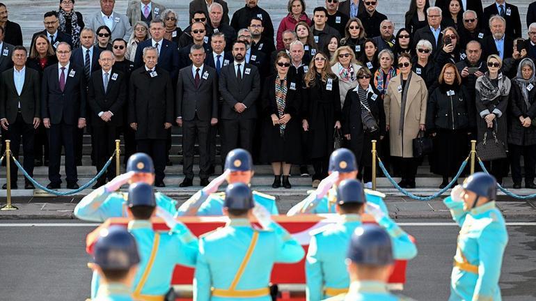 Yüzüne bile bakmadı Cenaze töreninde buz gibi selamlaşma