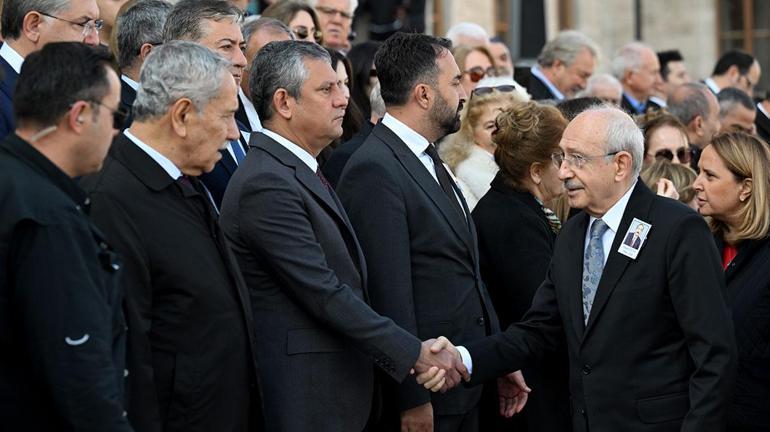 Yüzüne bile bakmadı Cenaze töreninde buz gibi selamlaşma