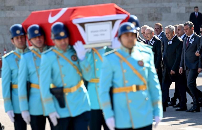 Yüzüne bile bakmadı Cenaze töreninde buz gibi selamlaşma