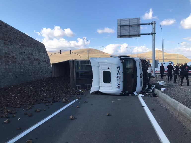 Ağrı’da 4 can alan feci kaza Pancar yüklü TIR ile otomobil çarpıştı...