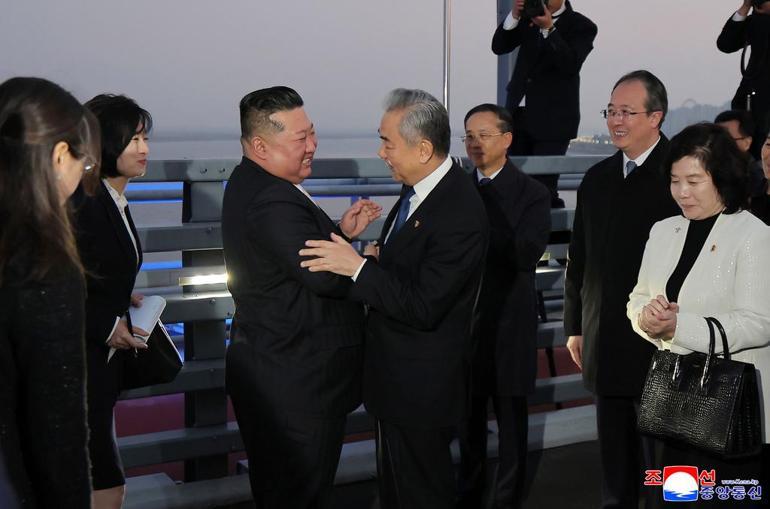 Öldü dedikleri Kim Yong-Un, Çin sınırında çıktı