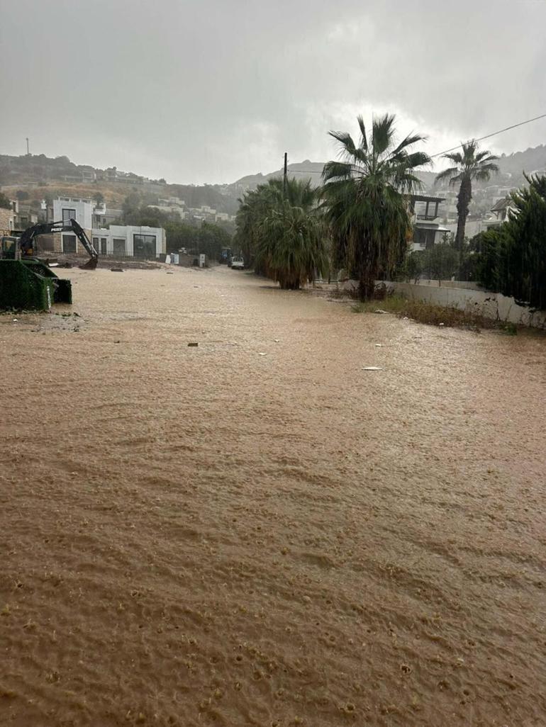 Yollar göle döndü, iş yerlerini su bastı