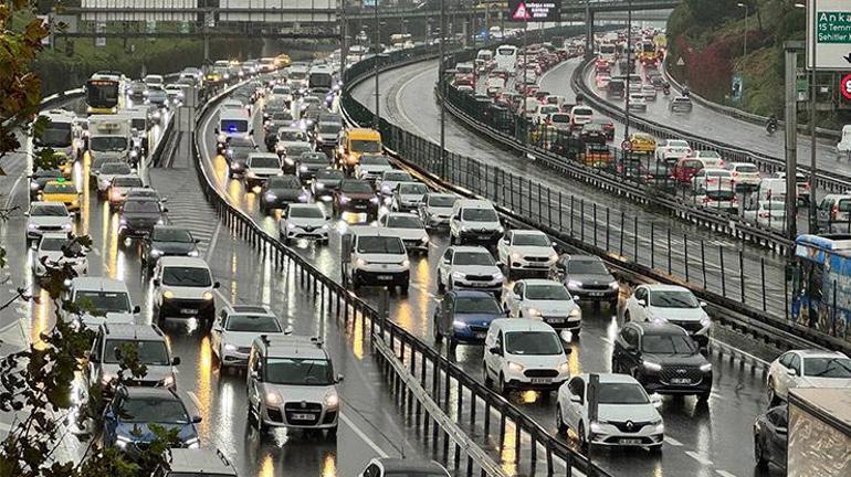 SON DAKİKA... İstanbulda sağanak etkili oldu Yollar göle döndü