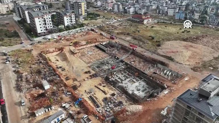 Şantiyeyi yerle bir etti Kule vinç devrildi | Gözler o konteynerlerde