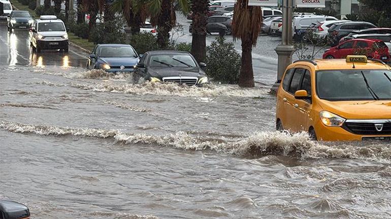 Bodrum’da sağanak; cadde ve sokaklar göle döndü, araçlar yolda kaldı