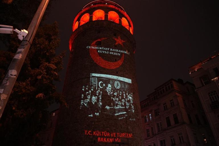 Cumhuriyetin 103 yıllık ışığı Galata Kulesini aydınlattı