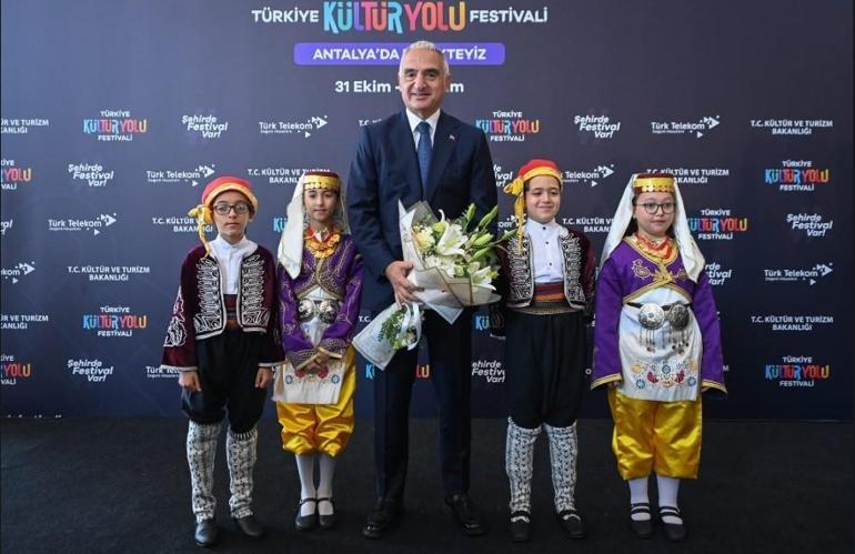 ANTALYA’DA KÜLTÜR YOLU HEYECANI BAŞLADI BAKAN ERSOY 440’TAN FAZLA ETKİNLİĞİN AÇILIŞINI YAPTI