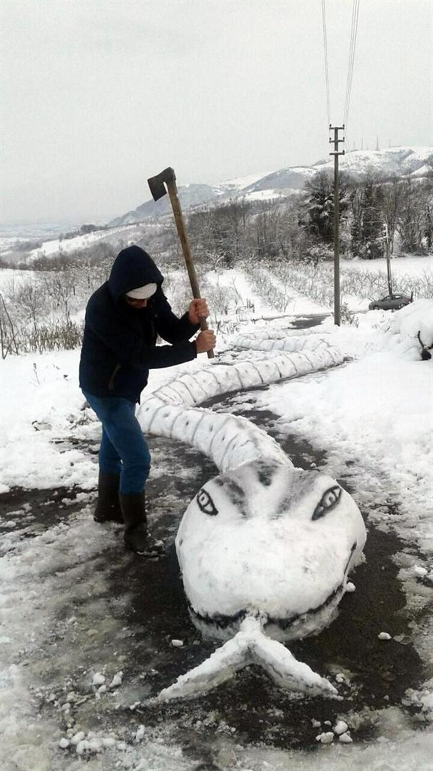 30 metrelik kardan yılan yaptı